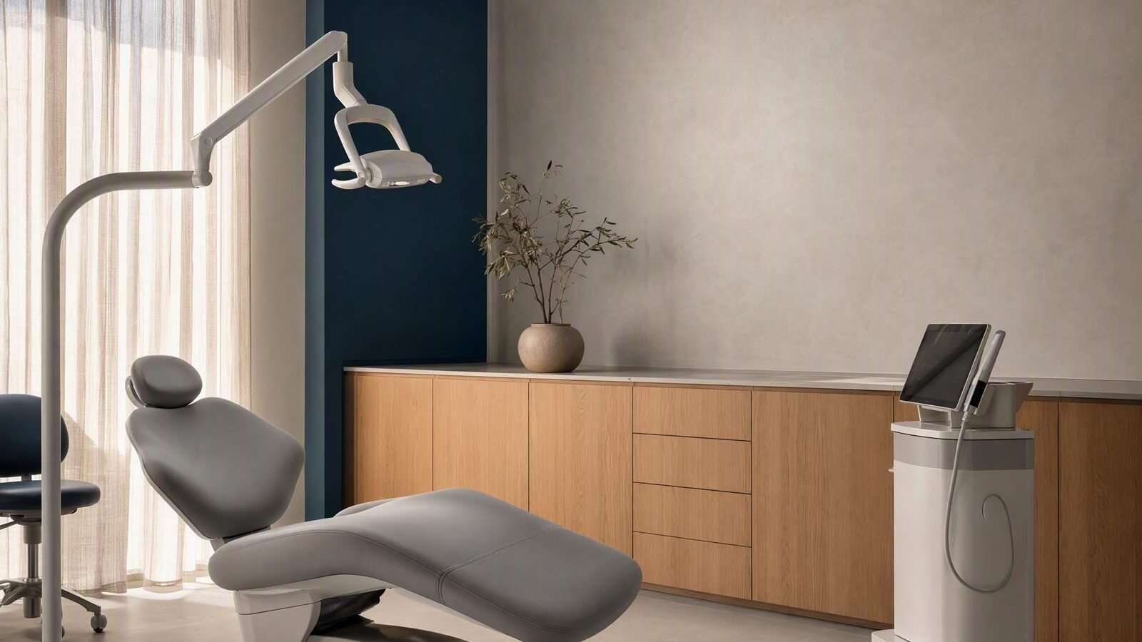 Adana Seyhan'daki diş hekimi muayenehanesinin tedavi odası: dental ünit, operasyon lambası ve ağız içi tarayıcı