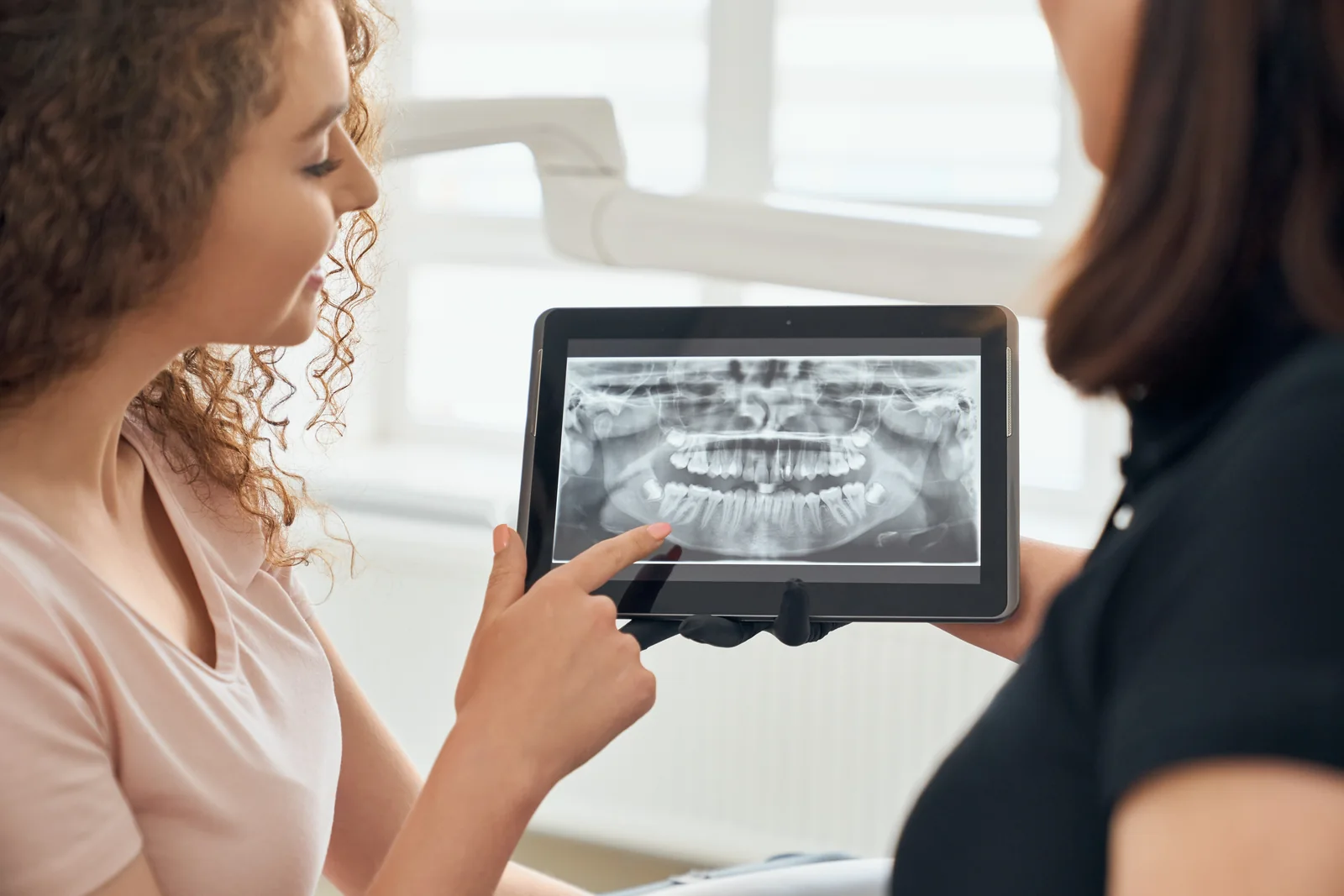 Tablet ekranında panoramik diş röntgeninin incelenmesi