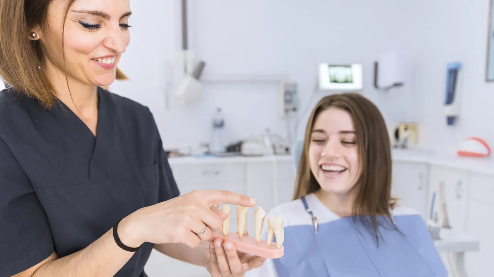 Kaplama tedavisi seçeneklerinin diş modeli üzerinde anlatılması