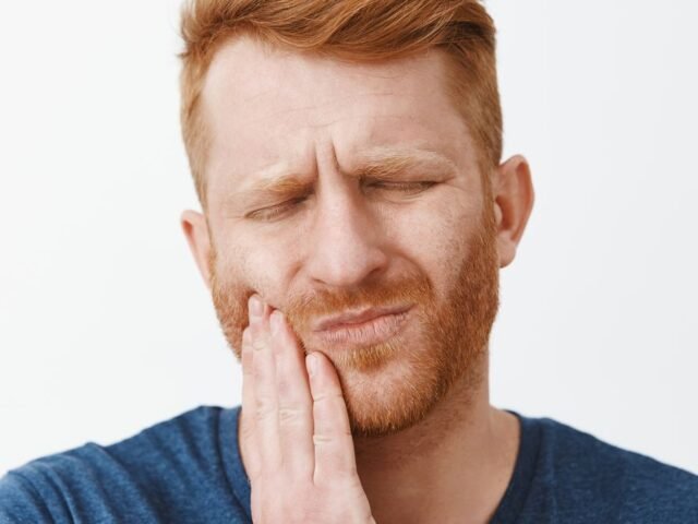 Antibiyotik kullanmasına rağmen diş ağrısı süren kişi