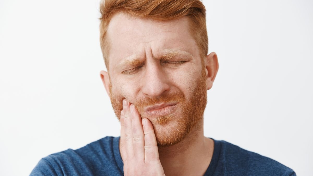 Antibiyotik kullanmasına rağmen diş ağrısı süren kişi