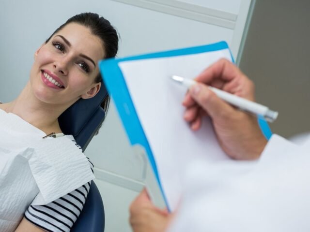 Diş apsesi tedavi planını not eden hekim